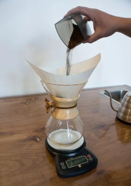 قهوه آسیاب شده را داخل فیلتر قهوه Chemex اضافه کنید